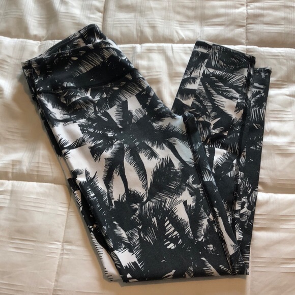 Fabletics Sports Bra + Leggings Workout Set - Picture 3 of 6
